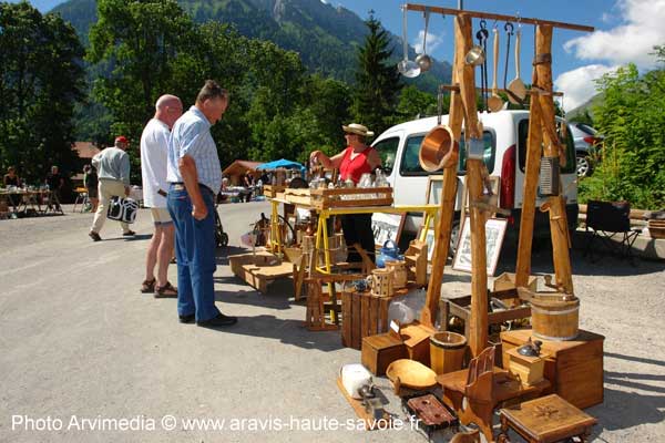 le plaisir de chiner en Haute Savoie, anciens outils, objet de décoration de chalet