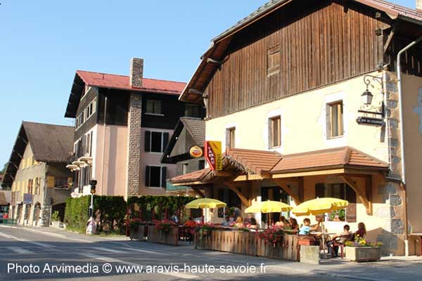avec ses terrasses de cafés sur la route de Genève