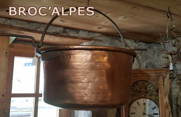 Chaudron à reblochon en cuivre - Dimensions : diamètre 60 cm et Hauteur 30 cm antiquaire situé à entremont Haute Savoie