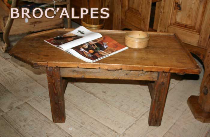 Égouttoir à fromages piétement en mélèze objet ancien de Haute Savoie