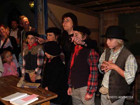 La maîtresse d'école et ses élèves ambiance d'antan