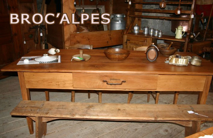 meuble ancien d'art populaire savoyard, fabriqué par des paysans montagnards