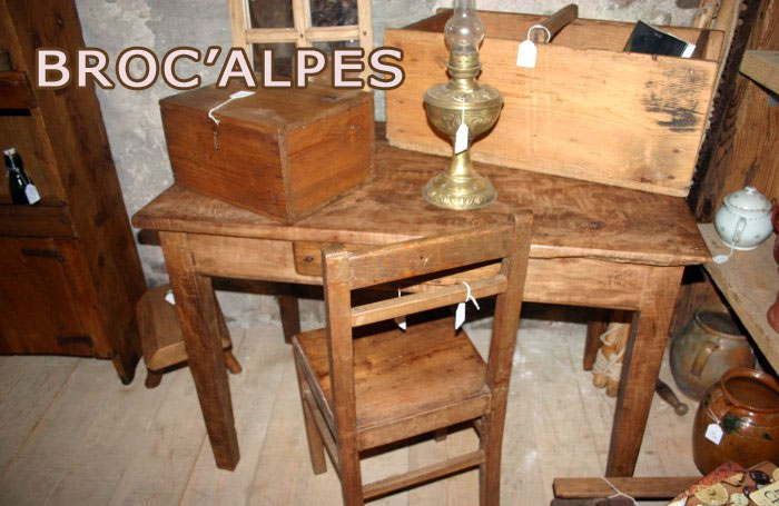 meuble ancien d'origine savoyarde pour décoration intérieur de chalet ou maison