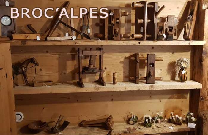 Vieux outils savoyards objets anciens pour la décoration antiquaire Jean Marc Desvignes Broc'Alpes